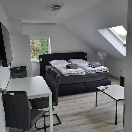 Ferienwohnung Apartment - Free Parking - Wifi - Kitchen Есен Екстериор снимка