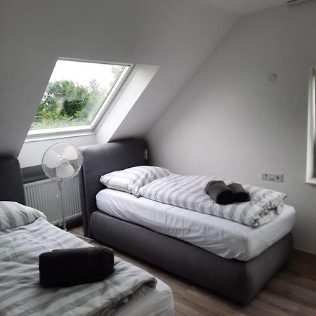 Ferienwohnung Apartment - Free Parking - Wifi - Kitchen Есен Екстериор снимка