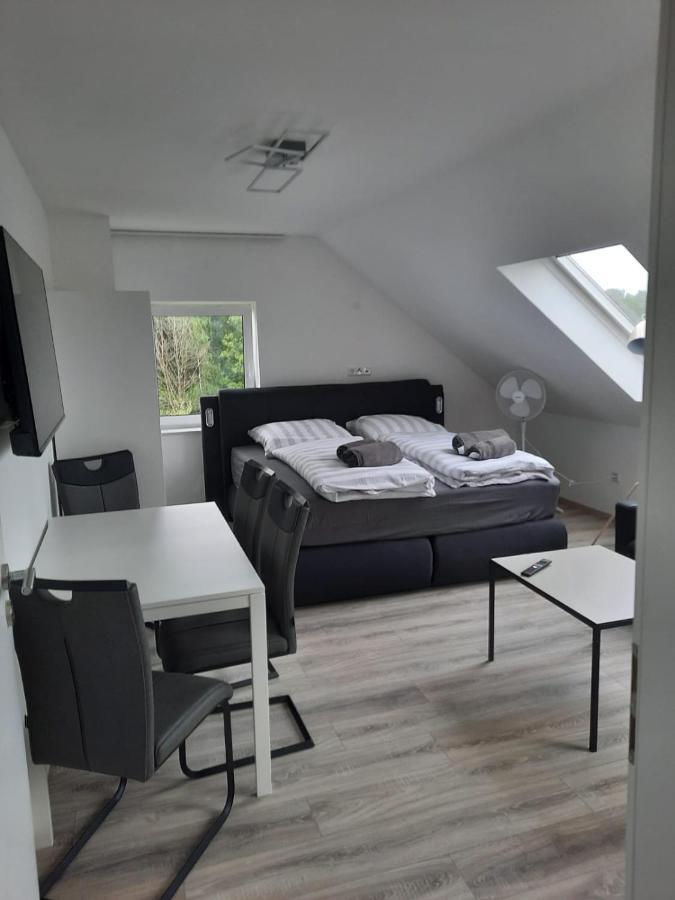 Ferienwohnung Apartment - Free Parking - Wifi - Kitchen Есен Екстериор снимка