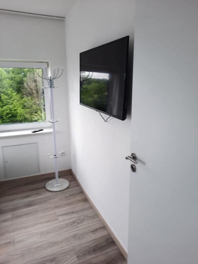 Ferienwohnung Apartment - Free Parking - Wifi - Kitchen Есен Екстериор снимка