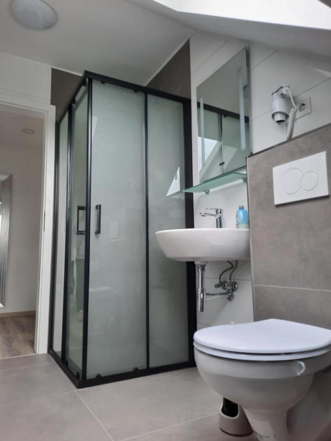 Ferienwohnung Apartment - Free Parking - Wifi - Kitchen Есен Екстериор снимка
