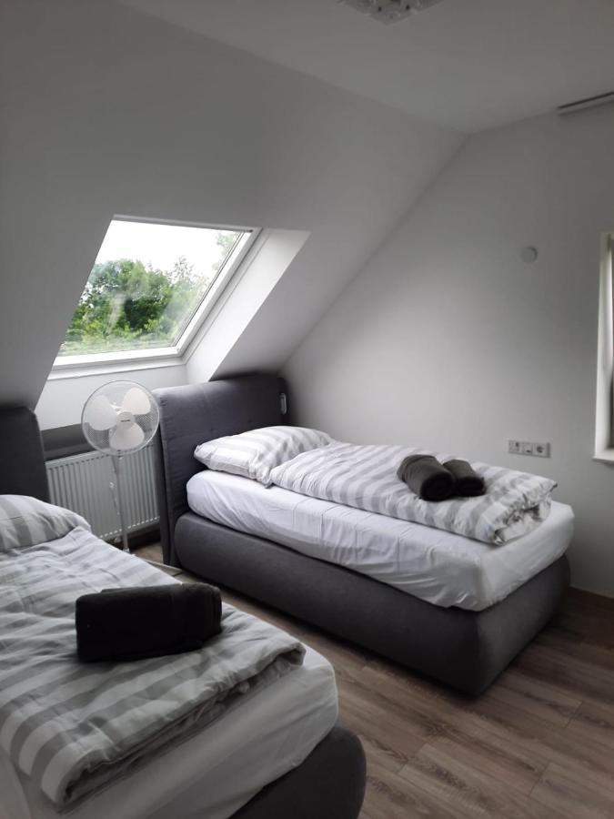 Ferienwohnung Apartment - Free Parking - Wifi - Kitchen Есен Екстериор снимка
